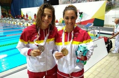 Nuria (a la izquierda) y Sarai posan en Funchal con dos de sus medallas