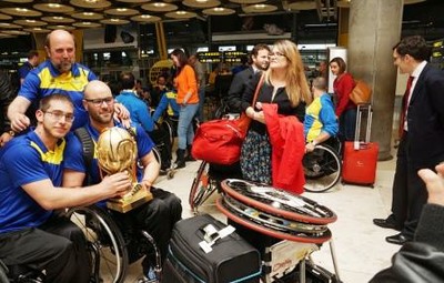 Familiares, amigos y reponsables de la ONCE reciben al equipo en el aeropuerto de Barajas (Madrid)