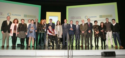 Foto de familia de los galardonados, con invitados, autoridades y representantes de la ONCE, sobre el escenario