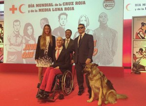 La delegación del CPE recibe el homenaje del público en el escenario