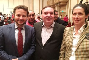 La responsable de Relaciones Internacionales de la ONCE, Ana Peláez, y su director técnico, Javier Güemes, flanquean al reelegido presidente, Volmir Raimondi