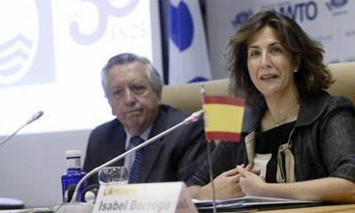 La secreatria de Estado, Isabel Borrego, presenta los datos junto al presidente de Adeac, José Sánchez