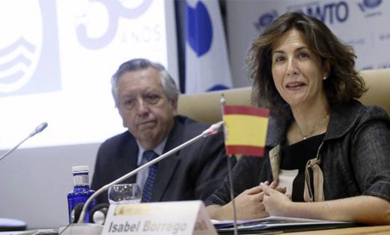 La secreatria de Estado, Isabel Borrego, presenta los datos junto al presidente de Adeac, José Sánchez
