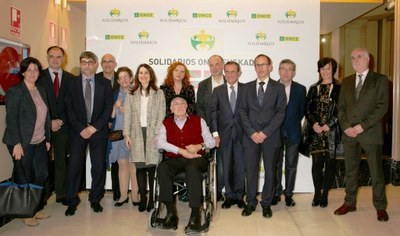 Los premiados en Euskadi, con la presidenta del Parlamento y los representantes de la ONCE