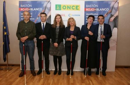 Los representantes de la ONCE y de las principales asociaciones de afectados posan al final del acto con los nuevos bastones