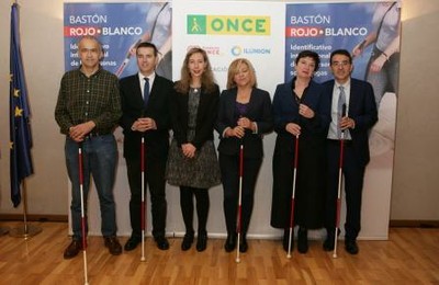 Los representantes de la ONCE y de las principales asociaciones de afectados posan al final del acto con los nuevos bastones