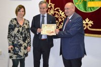 Martínez Hervás entrega el certificado a nuestros representantes