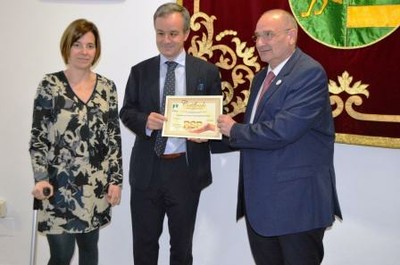 Martínez Hervás entrega el certificado a nuestros representantes