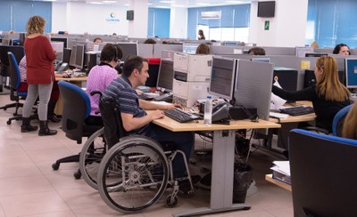 Operarios del Contact Center, uno de ellos en silla de ruedas, en plena actividad