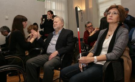 Personas sordociegas y acompañantes entre el público que acudió al acto de presentación
