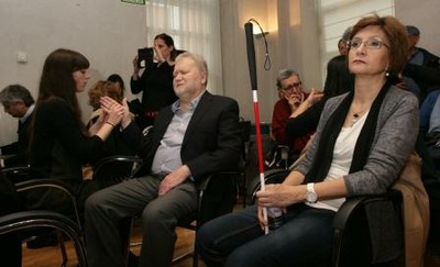 Personas sordociegas y acompañantes entre el público que acudió al acto de presentación