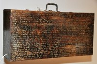 Maleta de madera con puntos braille, pieza de María Gkaliáta