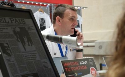 Trabajador de ILUNION, ocupado en tareas para el diario EL PAÍS