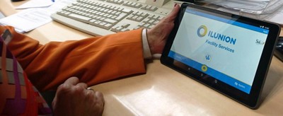 Un empleado de ILUNION maneja una pantalla con el software SVisual para personas sordas