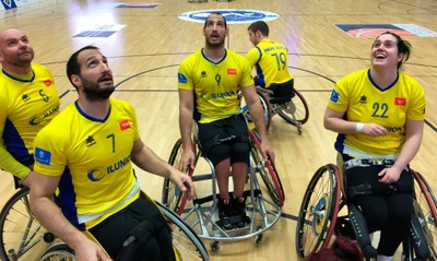 Varios jugadores del ILUNION ensayan tiros a canasta en el descanso de la final