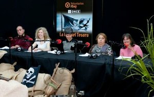 Personas ciegas participan en una lectura dramatizada