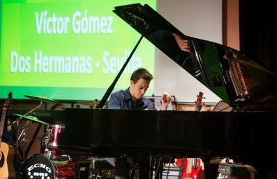 Víctor Gómez, al piano