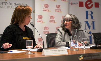 Ainhoa Aznárez (izquierda) y Mari Luz Sanz, en la Mesa presidencial del acto