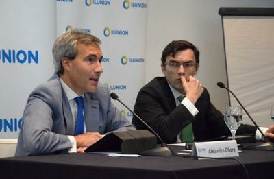 Alejandro Oñoro se dirige a los asistentes desde la mesa presidencial junto a Alberto Durán