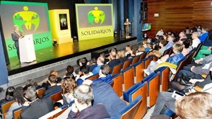 Alejandro Oñoro se dirige al público congregado en Pamplona