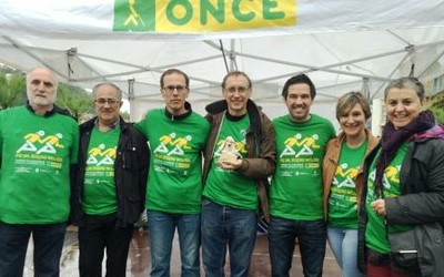 Los responsables de la ONCE, en la meta, junto a los galardonados y autoridades