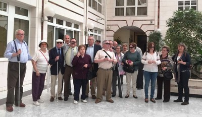 Foto de familia de los asistentes, tras la conferencia en la Territorial andaluza de Sevilla