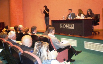 La conferencia en el salón de actos de la ONCE en Pamplona