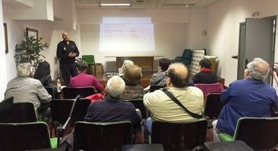 Un oficial de la Policía Nacional se dirige a los afiliados asistentes a la conferencia celebrada en Pontevedra 