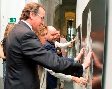 El ministro Alonso observa al tacto un obra de la exposición 