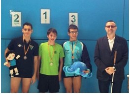 El presidente del Consejo Territorial de la ONCE en Madrid, Luis Miguel López, junto a los jóvenes ganadores de una de las pruebas de Natación