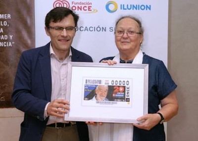 Ferrer y Alberto Durán muestran la reproducción del cupón conmemorativo