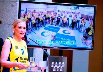 Cifuentes se dirige a los asistentes en su intervención de bienvenida al equipo
