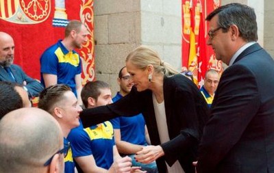 Cristina Cifuentes saluda y felicita a los jugadores en Puerta del Sol 