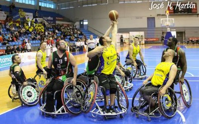 Disputa bajo canasta de una jugada en la final entre el ILUNION (de amarillo) y el Amiab