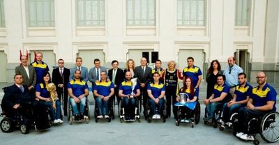 Foto de familia de Carmena con los jugadores y los responables institucionales del equipo