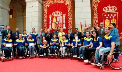 Foto de familia del equipo con Cifuentes en el patio central de la sede del Gobierno de Madrid