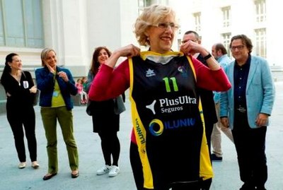 La alcaldesa, con la camiseta con su nombre y el número 11 que le regaló el equipo