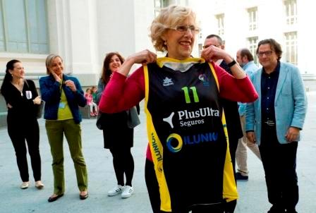 La alcaldesa, con la camiseta con su nombre y el número 11 que le regaló el equipo