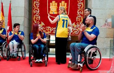 La presidenta madrileña luce la camiseta con su nombre que le regaló el equipo