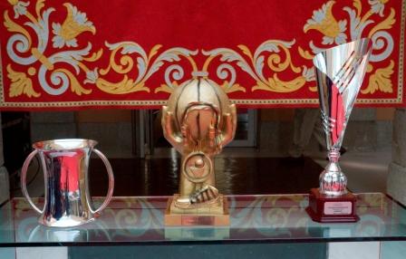 Los trofeos de Copa, Liga y Champions ganados por el ILUNION, expuestos en la sede del Gobierno de la Comunidad