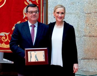 Martínez Donoso muestra, junto a Cifuentes, la placa de reconocimiento que la presidenta entregó al equipo