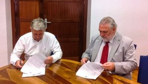 Jerónimo Martínez (a la izquierda) y Pablo Martín suscriben el convenio