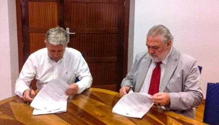 Jerónimo Martínez (a la izquierda) y Pablo Martín suscriben el convenio