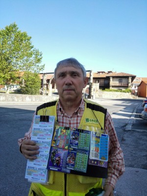 Juan Antonio de Miguel muestra sus productos de juego de la ONCE