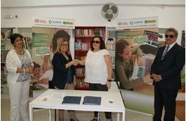 Los firmantes del convenio se saludan tras formalizarlo