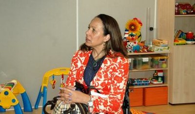 McClain-Nhlapo en una sala del área de Educación infantil durante su visita a la Territorial de la ONCE en Barcelona