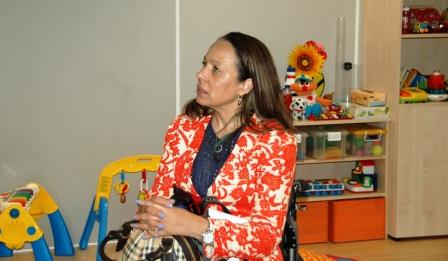 McClain-Nhlapo en una sala del área de Educación infantil durante su visita a la Territorial de la ONCE en Barcelona