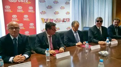 Mesa de la firma, con los representantes de ElPozo, la ONCE y la Administración