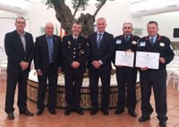Nuestros compañeros (a la derecha) reciben sus reconocimientos de manos de los representantes de Interior