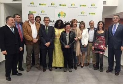 Premiados y autoridades posan al final del acto